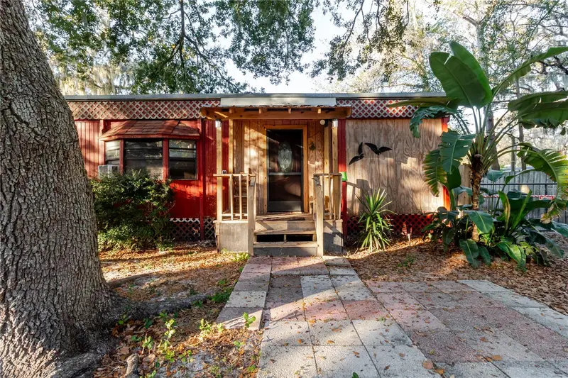 12104 Anderson Dr N, FL