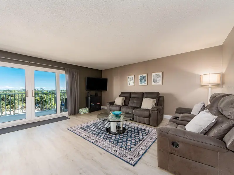 19610 Gulf Blvd #303, FL