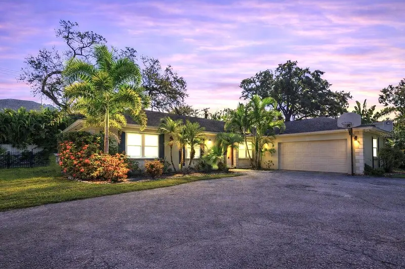 810 S West Shore Blvd, FL