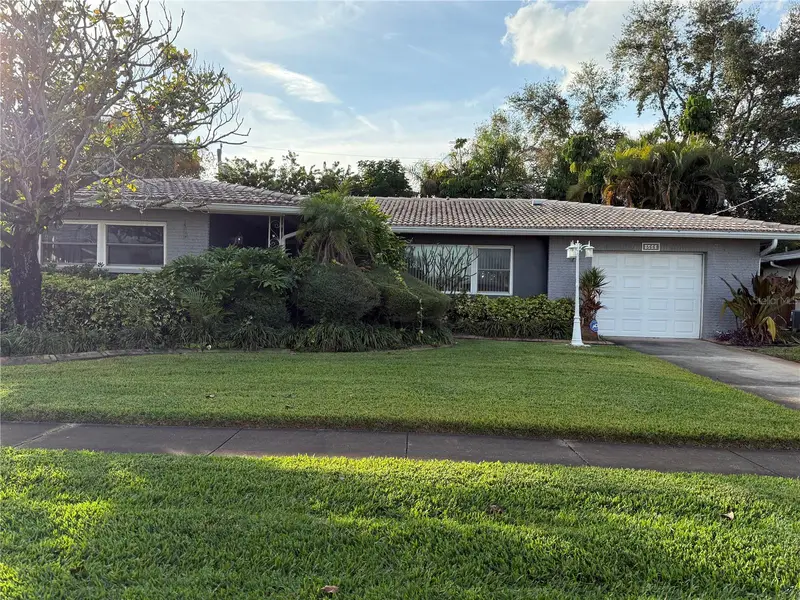 566 E Park Dr, FL