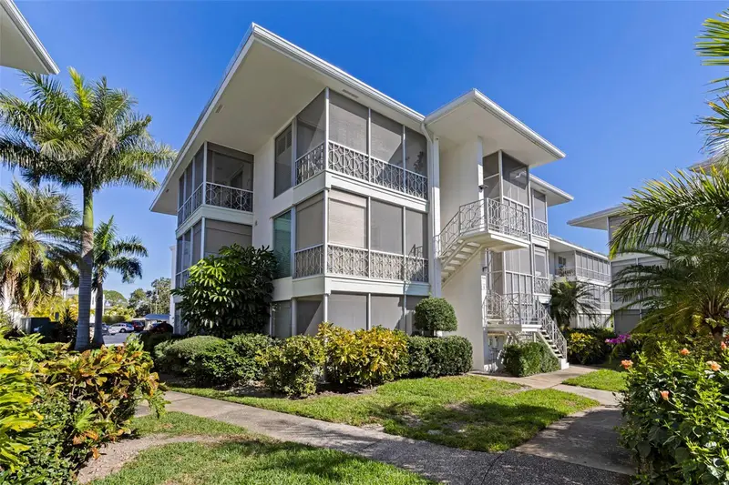 1036 North Shore Dr Ne #1, FL