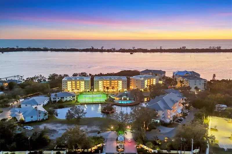 242 Hidden Bay Dr #302, FL
