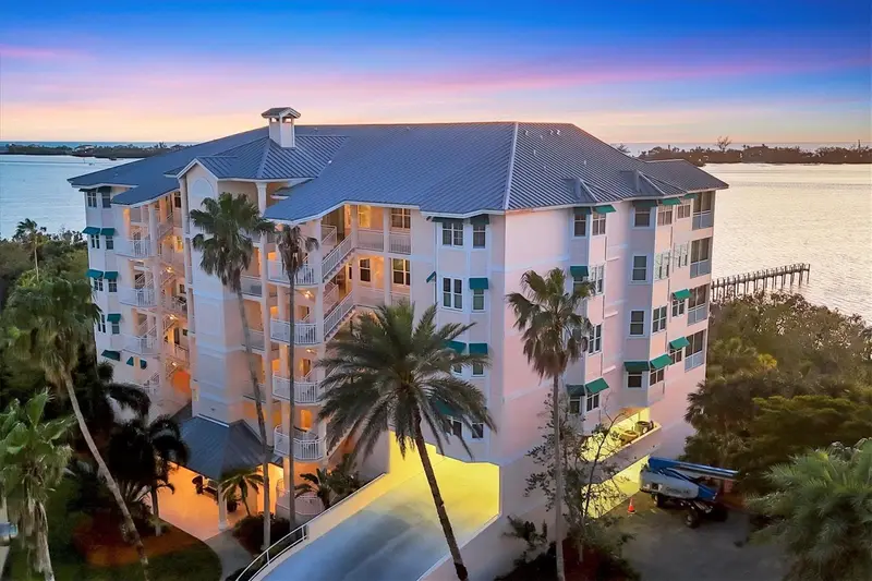 242 Hidden Bay Dr #302, FL