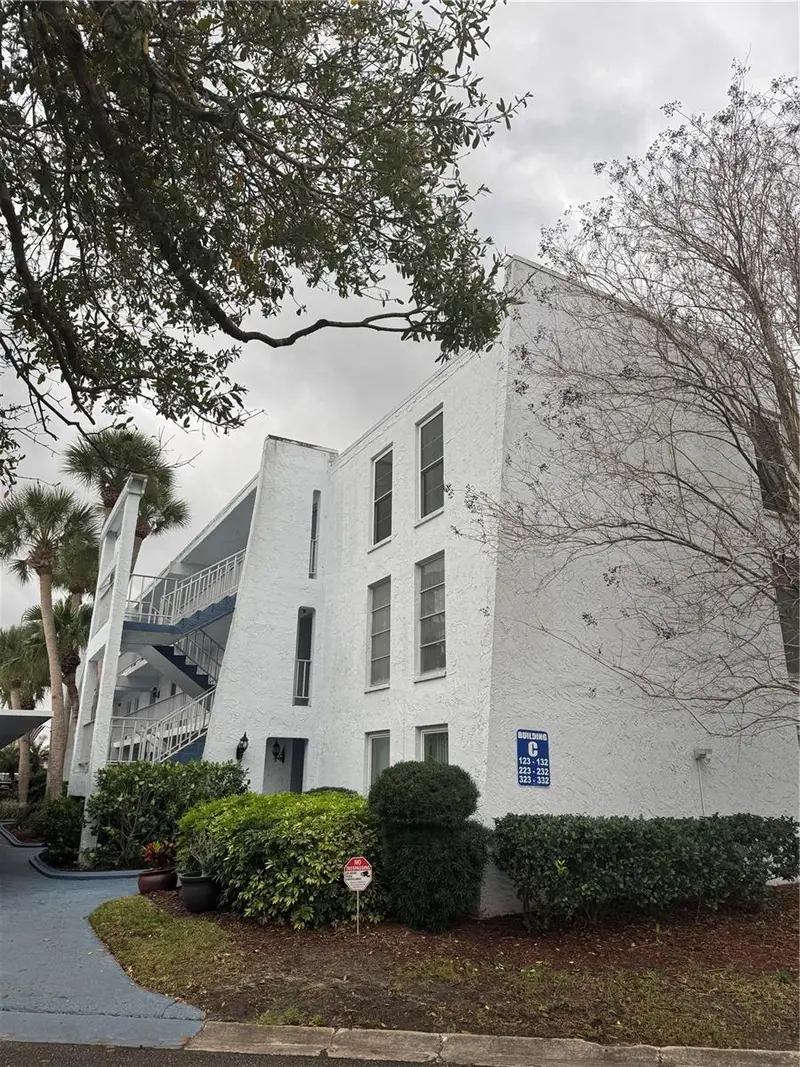 225 Country Club Drive, FL