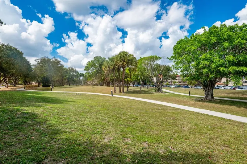 5961 N Falls Circle Dr #411, FL