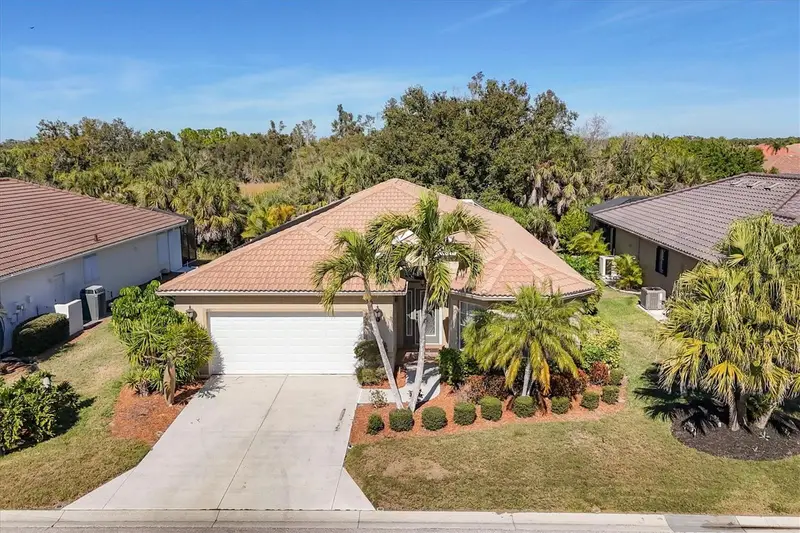 407 Pinewood Lake Dr, FL