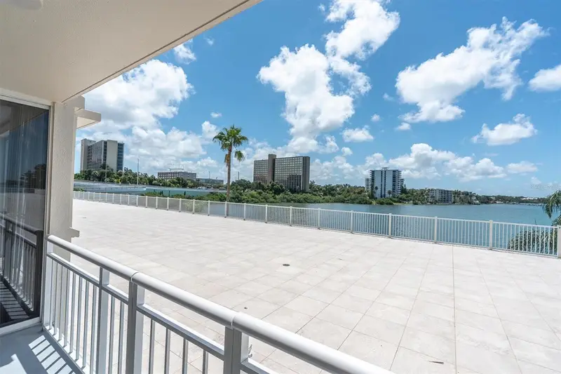 100 Pierce St #305, FL