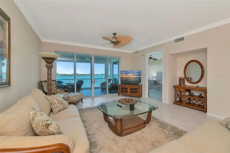 242 Hidden Bay Dr #602, FL