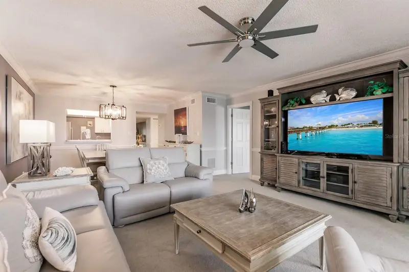 1055 W Peppertree Dr #805aa, FL