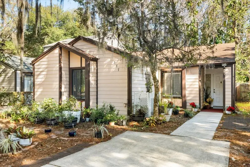 337 Kirkcaldy Dr, FL