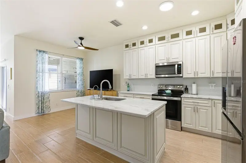 541 Black Lion Dr Ne, FL