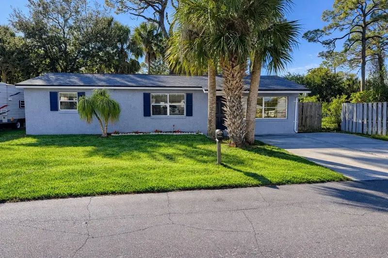 1806 James St, FL