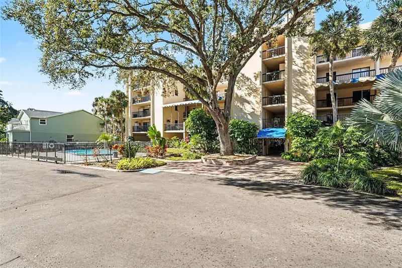 303 Tarpon Pt, FL