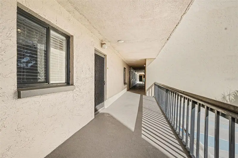 303 Tarpon Pt, FL