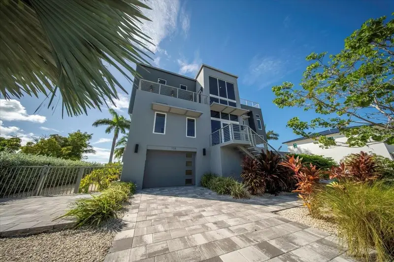 118 Avenue E, FL