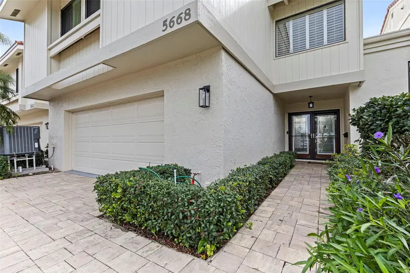 5668 Escondida Blvd S, FL