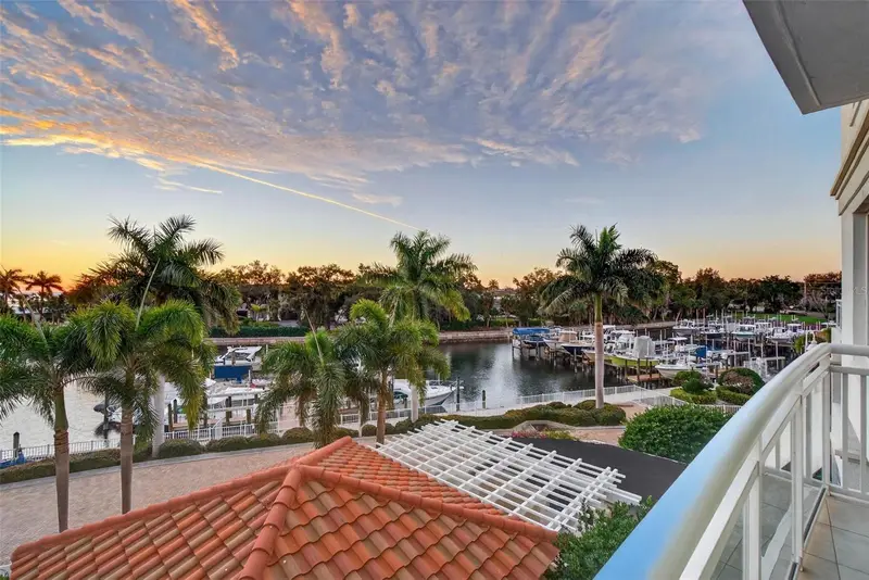 1325 Snell Isle Blvd Ne #302, FL