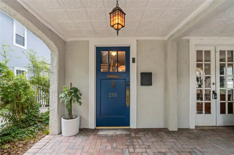 210 Phillips Pl, FL