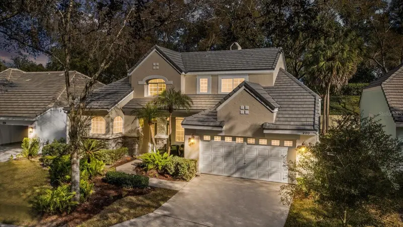 220 Wimbledon Cir, FL