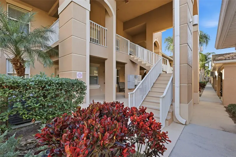 803 Fairwaycove Ln #205, FL
