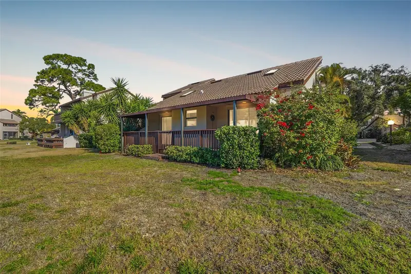 1310 Pelican Creek Xing, FL