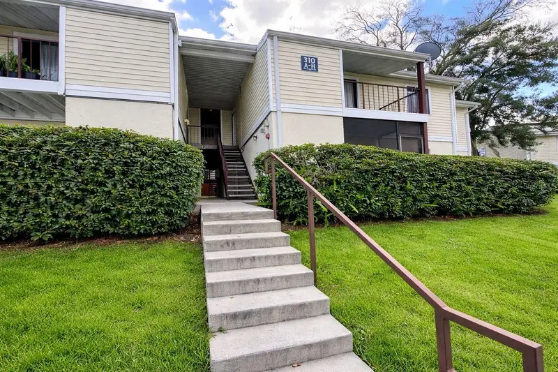310 Cherokee Ct #D, FL