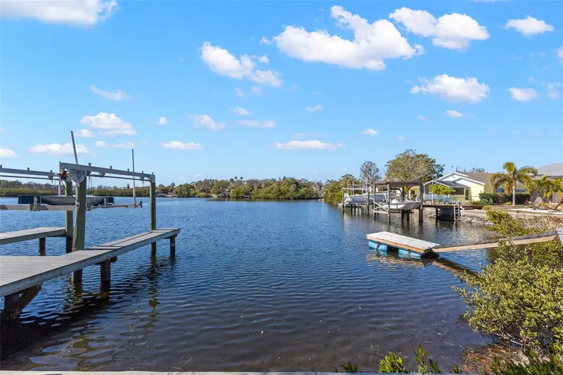 2138 Bayou Dr, FL