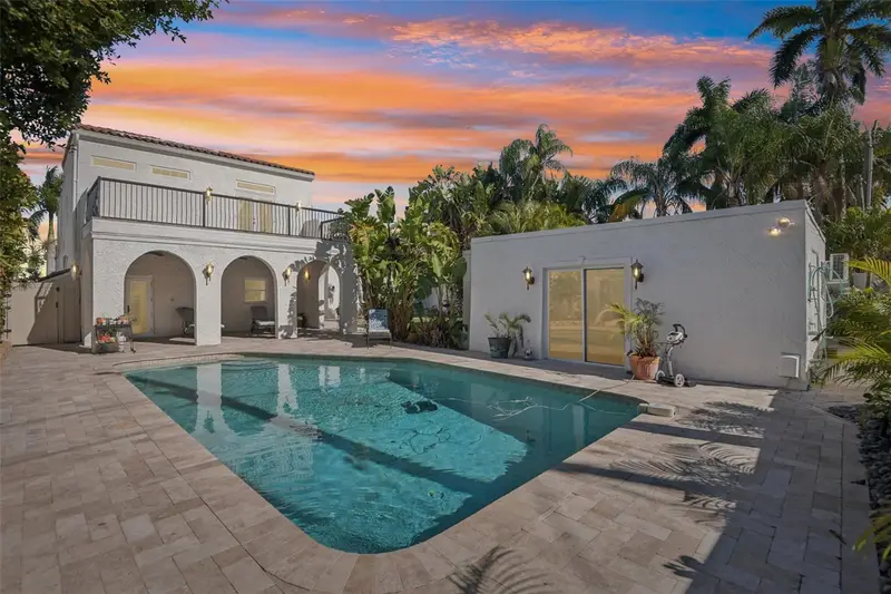 104 Palmera Blvd Ne, FL