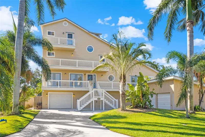 1902 Arrowhead Dr Ne, FL
