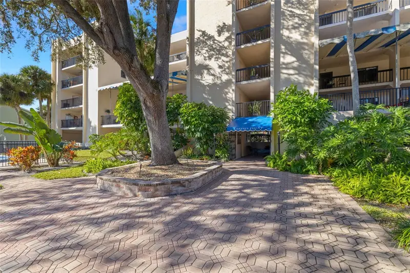 402 Tarpon Pt, FL