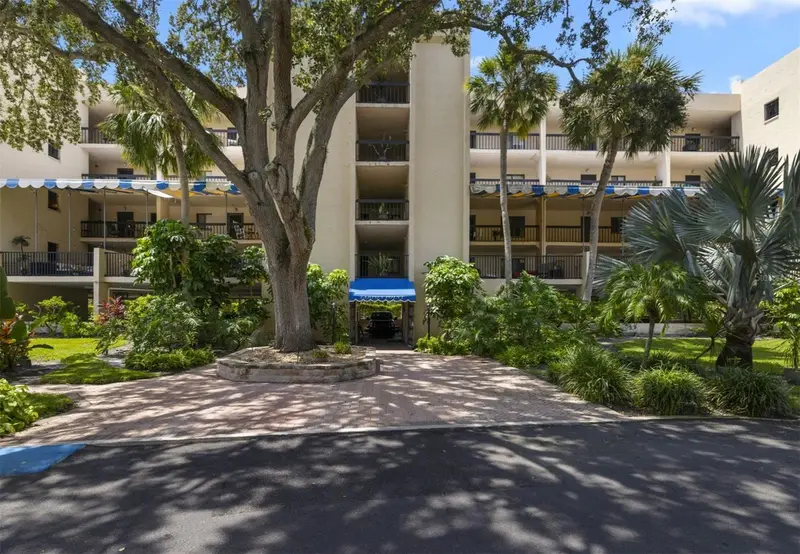 402 Tarpon Pt, FL