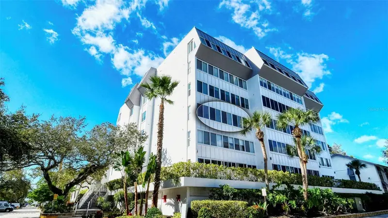 1255 E Peppertree Dr #305, FL