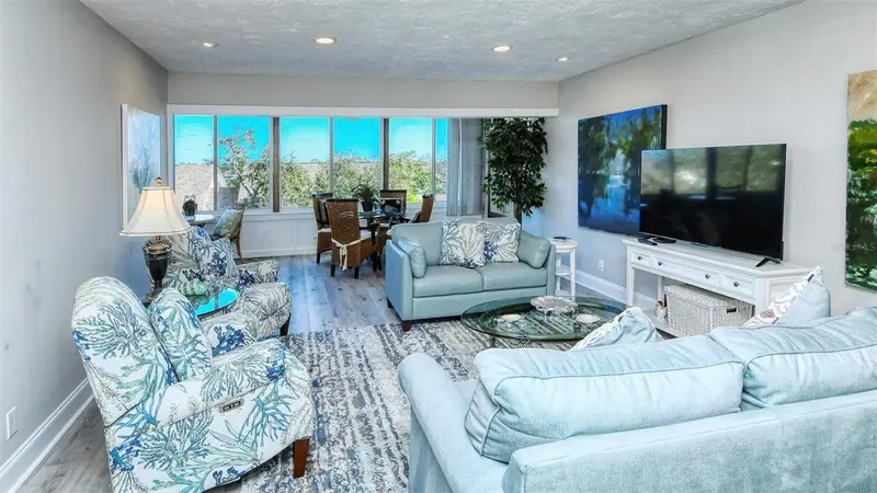 1255 E Peppertree Dr #305, FL