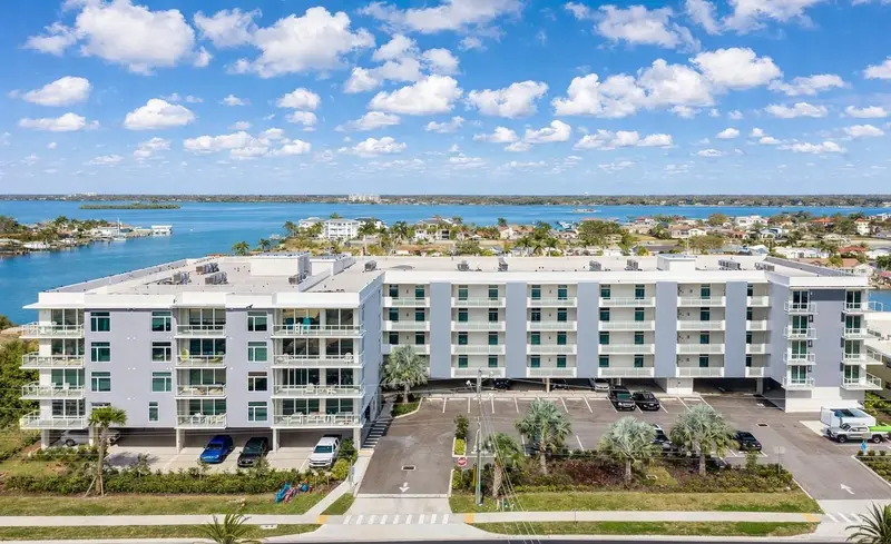 415 Island Way #402, FL