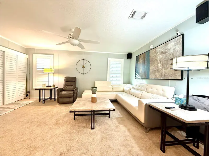 124 E Saint Annes Cir, FL