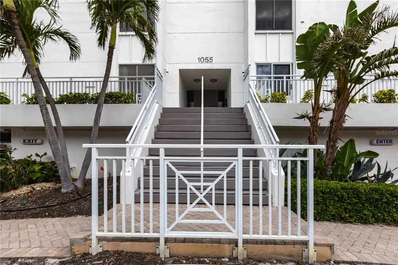 1055 W Peppertree Dr #703aa, FL