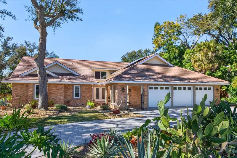 2392 Landings Cir, FL
