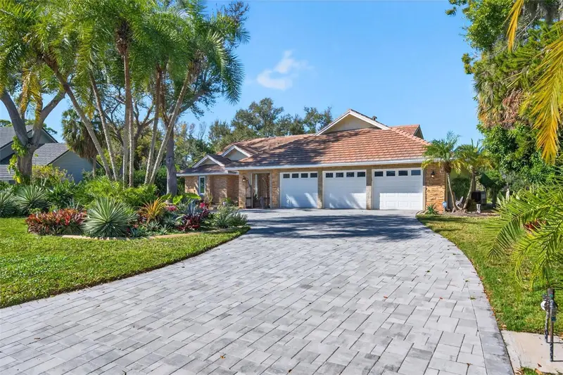 2392 Landings Cir, FL