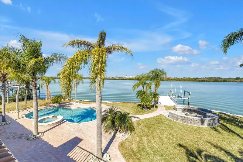 583 Crystal Dr, FL