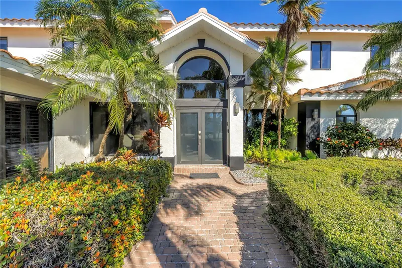 583 Crystal Dr, FL