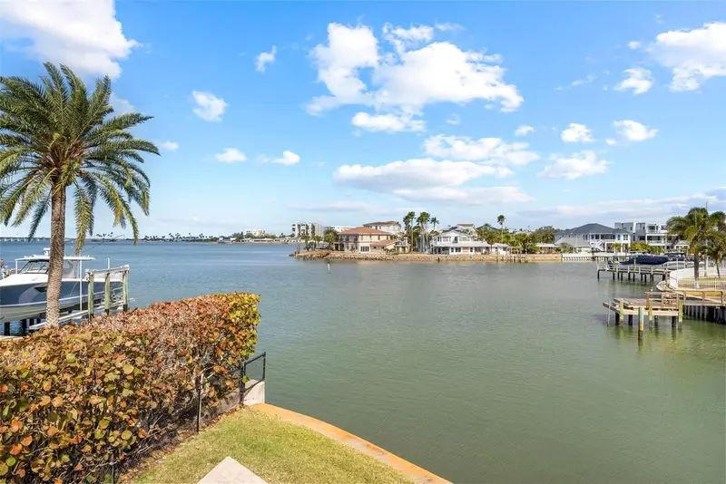 2299 Lagoon Dr, FL
