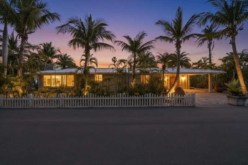 834 Jungle Queen Way, FL