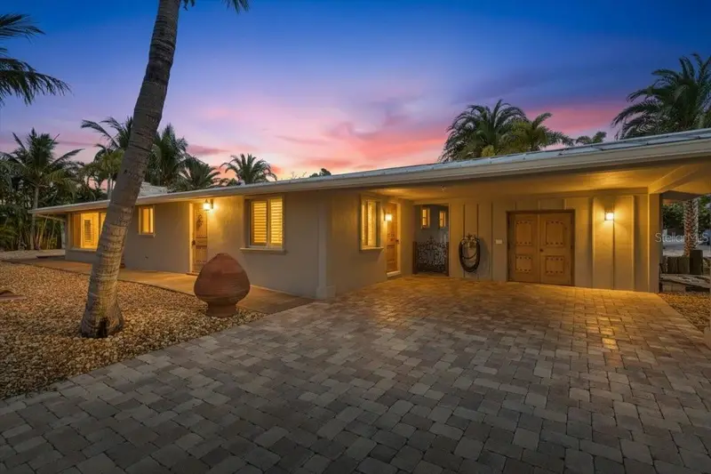 834 Jungle Queen Way, FL