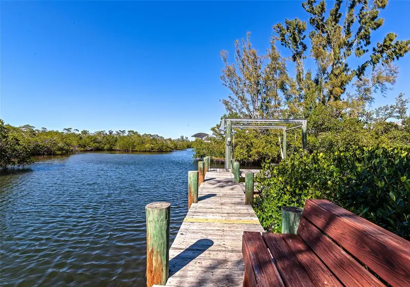 950 Oxford Dr, FL