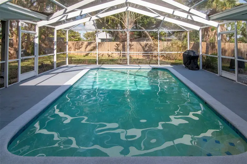 347 Country Club Dr, FL