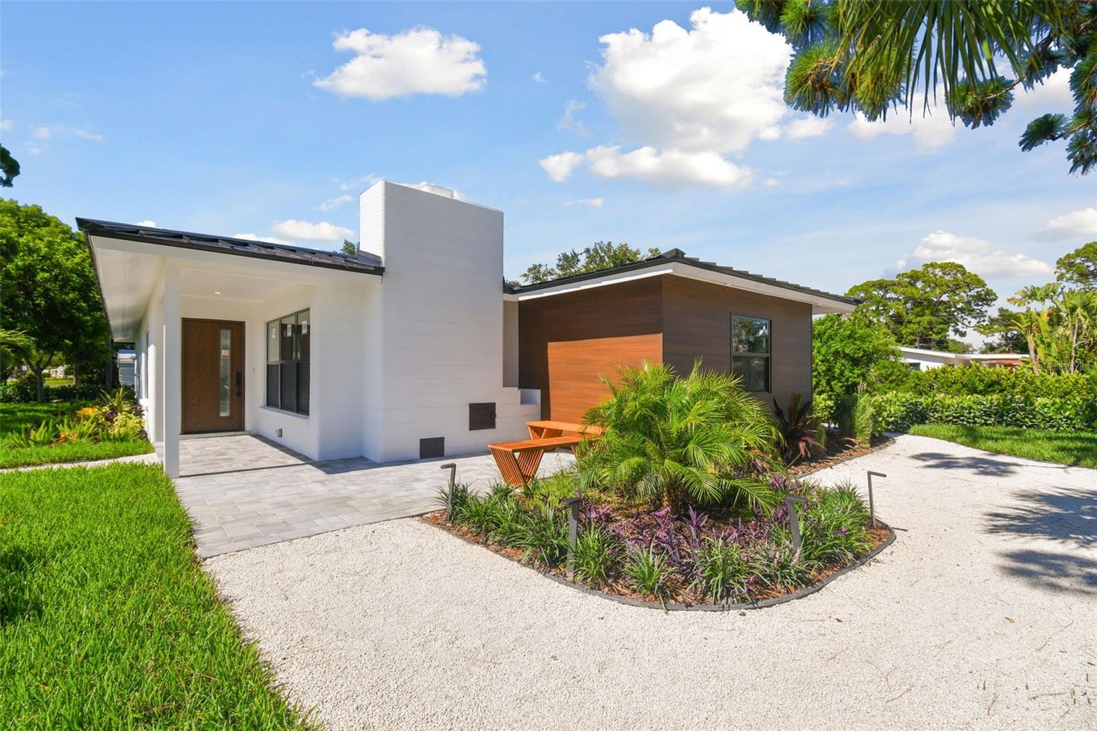 301 Aurora St E, FL