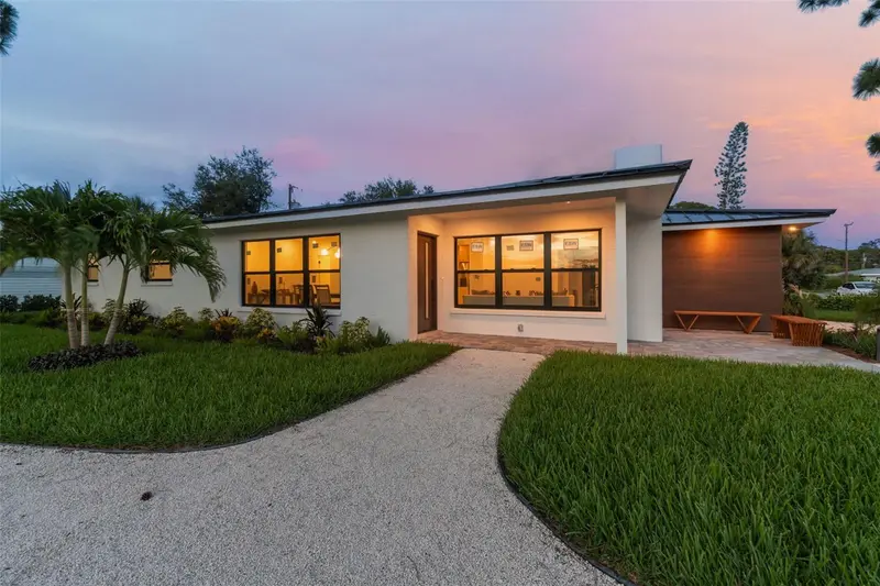 301 Aurora St E, FL