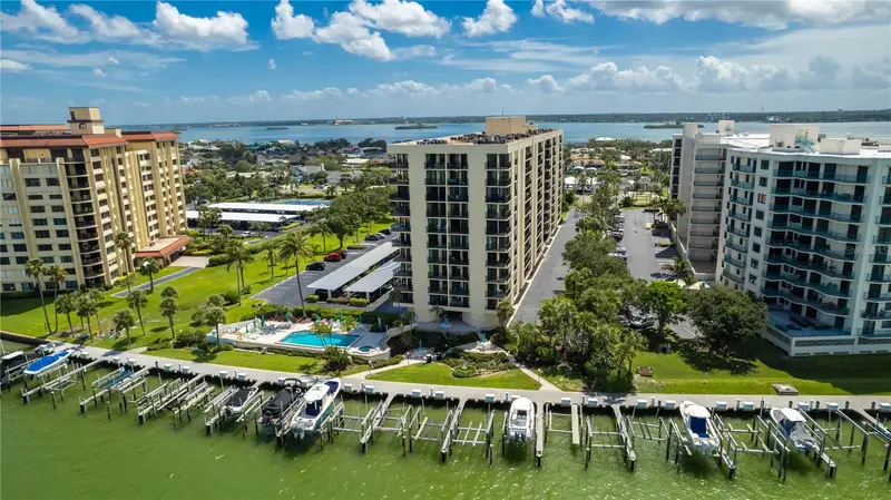 690 Island Way #1005, FL