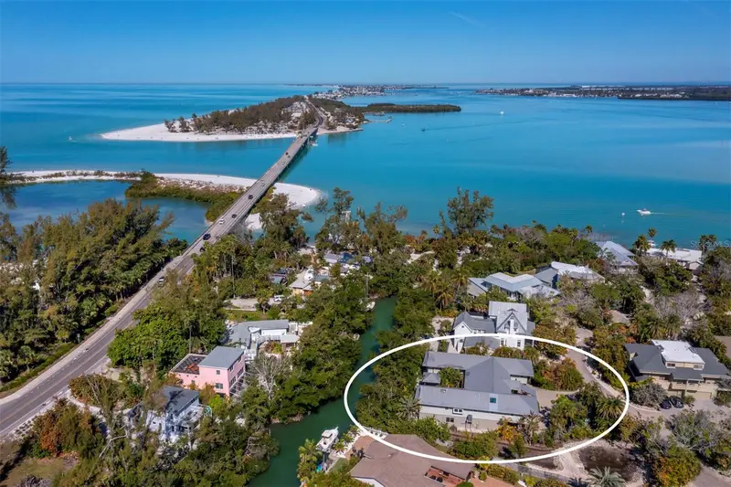 677 Lands End Dr, FL