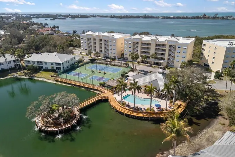 260 Hidden Bay Dr #304, FL